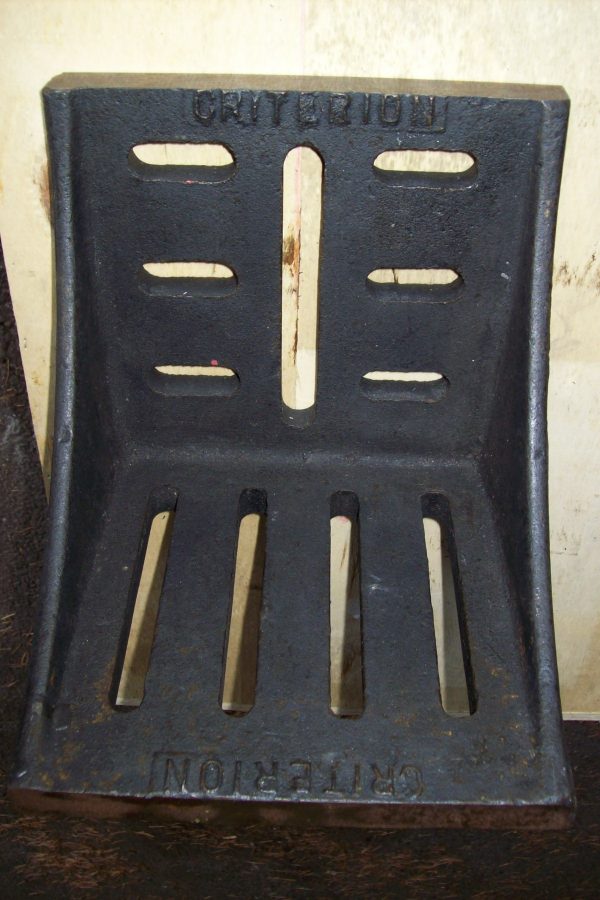 Cast webbed British Angle plate - Image 2