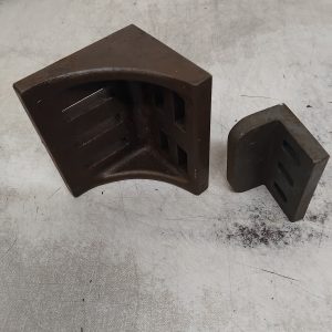2 x small cast angle plates